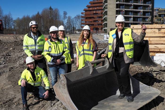 Prosjektingeniør Snorre Repål, anleggsleder Raymond Svarverhaugen Viken og hovedbyggeleder Thomas Helmeriksen (HENT AS).  Kommunalsjef Monica Lysebo, prosjektleder Rebecca Celine Høynes fra kommunen og ordfører Hanne Opdan. 